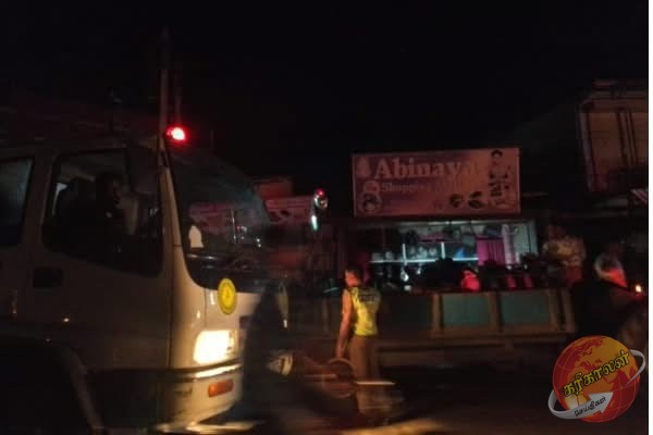 யாழில் தீயில் எரிந்த விற்பனை நிலையம்