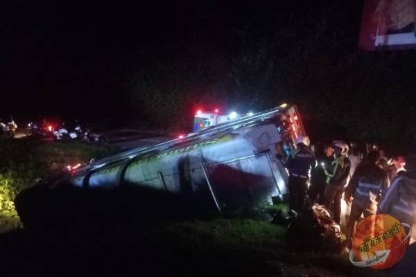 சற்றுமுன் இலங்கையில் மீண்டுமொரு பேருந்து விபத்து ; 20 பேர் காயம்