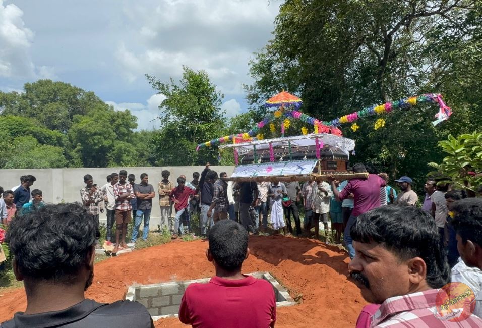 பெரும்திரளான மக்களின் கண்ணீருக்கு மத்தியில் உயிரிழந்த மாணவியின் இறுதி ஊர்வலம்