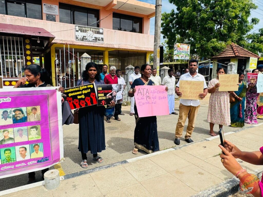 திருக்கோவில் பிரதேச சபை தவிசாளரின் செயலாளர் போராட்டத்தை குழப்பியதோடு  போராட்டம் நடத்த தடை என அட்டகாசம்