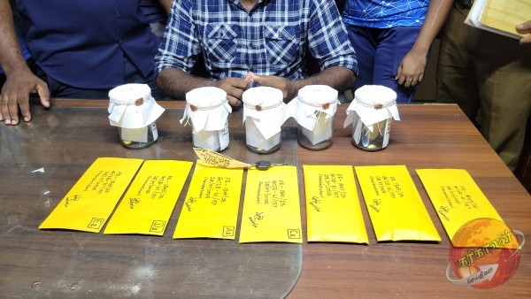 தனது ‘டிக் டொக்’ காதலனுக்கு மோட்டார் சைக்கிள் வாங்க உறவினர் வீட்டில் நகைகளை திருடிய யுவதி, காதலன் உள்ளிட்ட ஏழு பேரை சாவகச்சேரி போதைப்பொருள் மற்றும் குற்றத்தடுப்பு பொலிஸார் நேற்று மாலை கைது செய்துள்ளனர்.