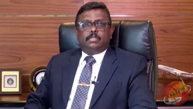 ஈ-விசா வழங்கும் செயல்முறை தொடர்பான நீதிமன்றில் -உயர் நீதிமன்றத்தில் குற்றத்தை ஒப்புக்கொண்டார்.