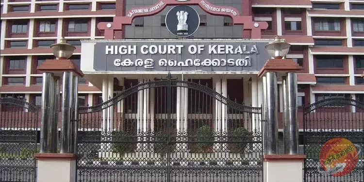 கேரளாவில் ஆலயங்களில் அரசியல் நிகழ்ச்சிகள் நடத்துவதற்கு தடை விதித்து உயர் நீதிமன்றம் உத்தரவிட்டுள்ளது.