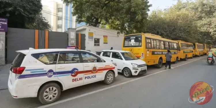 டெல்லியின் துவாரகாவில் அமைந்துள்ள மூன்று பாடசாலைகள் மற்றும் ஒரு கல்லூரிக்கு மின்னஞ்சல் மூலம் வெடிகுண்டு மிரட்டல்கள் வந்தன.