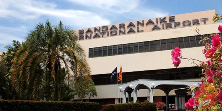 மூவர் இன்று காலை கட்டுநாயக்க, பண்டாரநாயக்க விமான நிலையத்தில் வைத்து கைது செய்யப்பட்டுள்ளனர்.