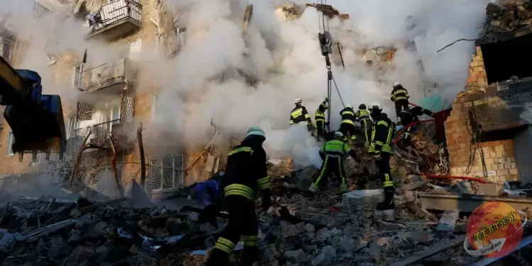 ரஷ்யப் படைகள் கியேவ் மீது இரவு முழுவதும் பெரிய அளவிலான ட்ரோன் மற்றும் ஏவுகணைத் தாக்குதலை நடத்தினர்.