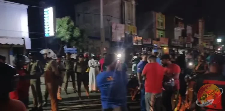 மன்னாரில் காற்றாலை கோபுரங்களுக்கு தேவையான பாகங்கள் மன்னார் பஜார் பகுதியில் பதட்டமான சூழல் நிலவியது