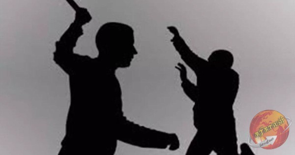 முச்சக்கரவண்டி கொடுக்காததால் வீட்டில் தகராறில் ஈடுபட்ட மருமகனை மாமனார் பொல்லால் தாக்கியதில் மருமகன் உயிரிழந்துள்ளார்.