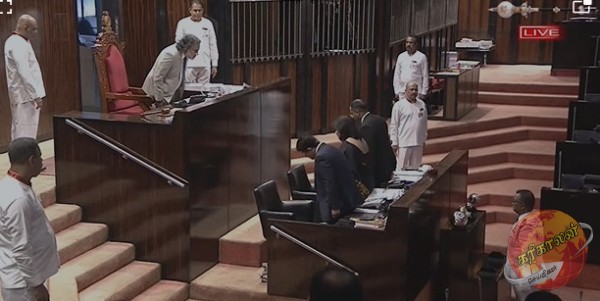 இன்றைய பாராளுமன்ற அமர்வில் மு.ப 9.30 மணி முதல் மு.ப 10.00 மணிவரை-இதனையடுத்து மு.ப 10.00 மணி முதல் மு.ப 11.00 மணிவரை