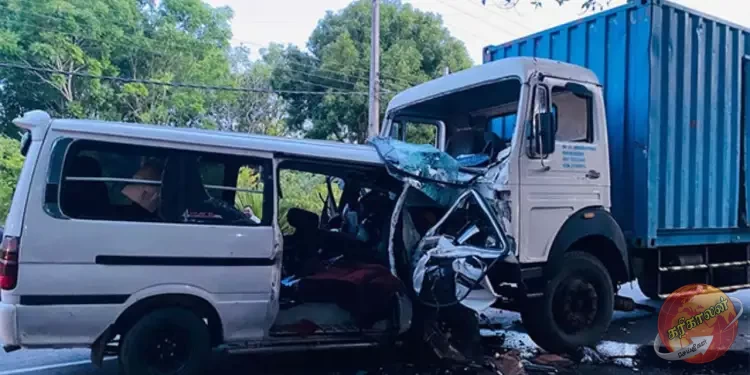 விபத்தில் நால்வர் உயிரிழந்துள்ளதாக தலாவ பொலிஸார் உறுதிபடுத்தியுள்ளனர்.