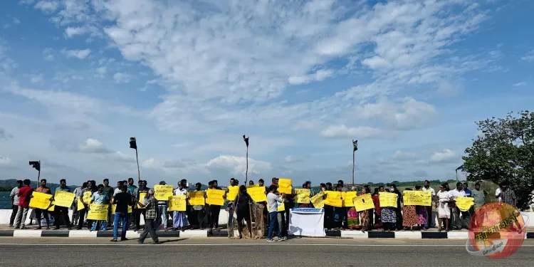 திருகோணமலை உற்துறைமுக கடற்பரப்பில் கட்டுவலைகள் மூலமாக மீன்பிடியில் ஈடுபடும் மீனவர்கள்