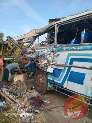 நிறுத்தப்பட்ட பேருந்து மீது பின்னால் சென்ற மற்றுமொரு பேருந்து மோதி ஏற்பட்ட கோர விபத்தில் நால்வர் உயிரிழந்துள்ளதுடன் 28 பேர் வைத்தியசாலையில்