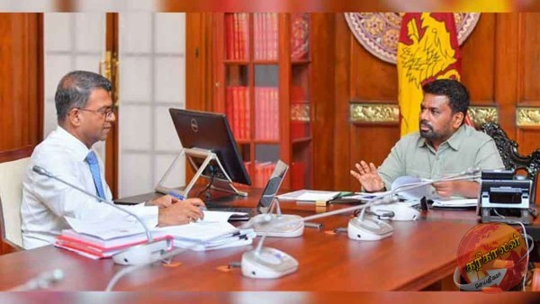 2026 வரவு செலவுத் திட்ட முன்மொழிவுகளின் இறுதி வரைவை ஜனாதிபதி அநுர ஜனாதிபதி செயலகத்தில் வைத்து பார்வையிட்டார்.