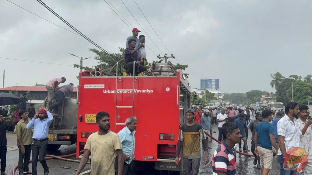 வவுனியா – ஹொரவப்பொத்தான வீதியில் அமைந்திருந்த சிங்கர் இலத்திரனியல் காட்சியறை இன்று காலை தீப்பரவலுக்கு உள்ளாகி முழுமையாக எரிந்துள்ளது.