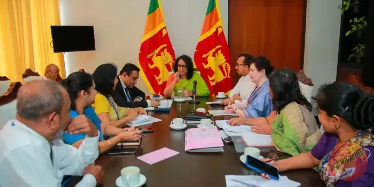 250க்கும் குறைவான மாணவர்களைக் கொண்ட பாடசாலைகளுக்கு, பாதணிகளை பெற்றுக்கொள்வதற்காக கல்வி அமைச்சினால் தற்போது வழங்கப்படும் வவுச்சர்கள்