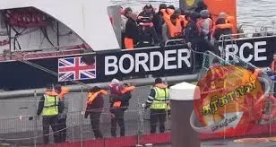 இங்கிலாந்தில் அகதி அந்தஸ்து பெறுபவர்களுக்கு, நிரந்தர குடியிருப்பு பெற 20 ஆண்டுகள் காத்திருக்க வேண்டும் என்று புதிய திட்டத்தை உள்துறை செயலாளர்