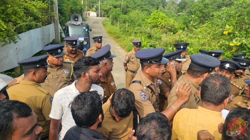 பொலிஸார் குவிக்கப்பட்டுள்ளதுடன் போராட்டக்காரர்களுடன் வாக்குவாதத்தில் ஈடுபட்டுள்ளனர்.