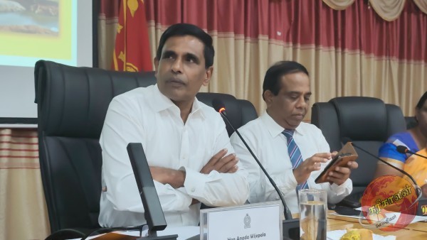 குத்துப் பாலத்தினை அமைப்பதற்கு 500 மில்லியன் ரூபாய் நிதி ஒதுக்கீடு செய்யப்பட்டுள்ளதாக அமைச்சர் ஆனந்த விஜயபால தகவல் தெரிவித்துள்ளார்.