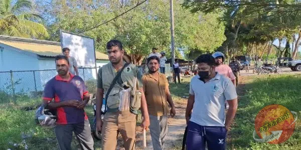 காட்டு யானை ஒன்று வருகை களுவாஞ்சிக்குடியில் உயிர் அச்சுறுத்துலுக்கும் மத்தியில் பாதுகாப்பாக யானைகளை வனப்பகுதிக்குள் அனுப்ப முயற்சிகளை மேற்கொண்டனர்.