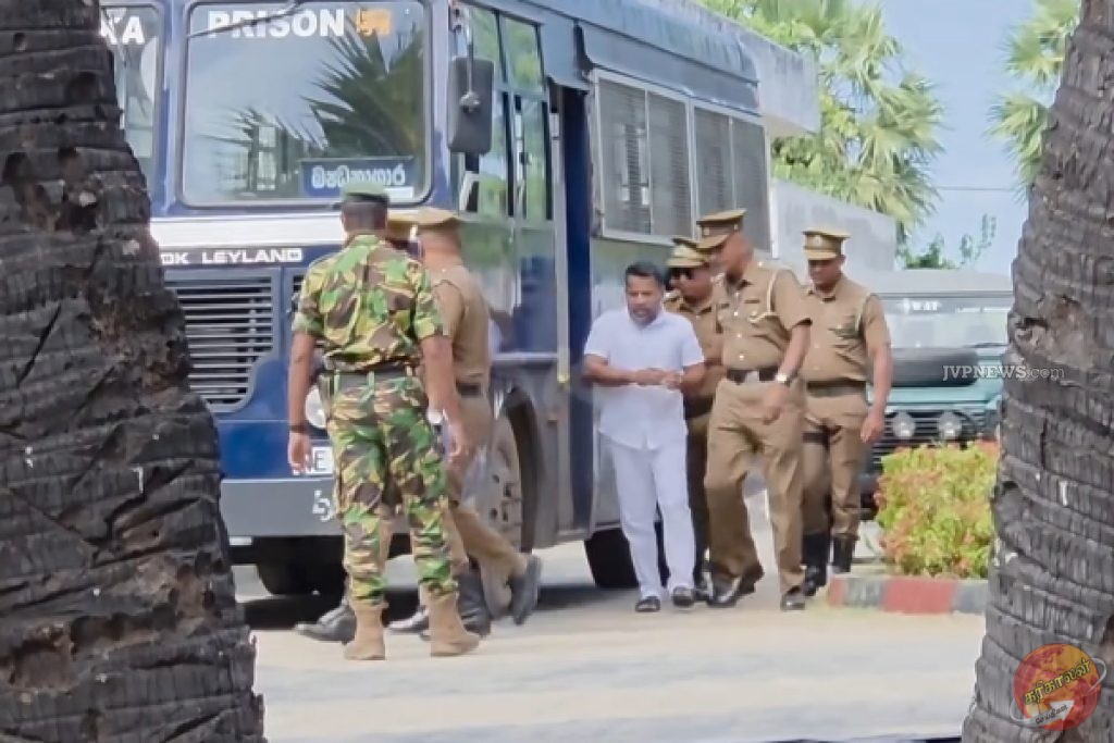 பலத்த பாதுகாப்புக்கு மத்தியில் மட்டக்களப்பு நீதிமன்றத்தில் பிள்ளையான்!