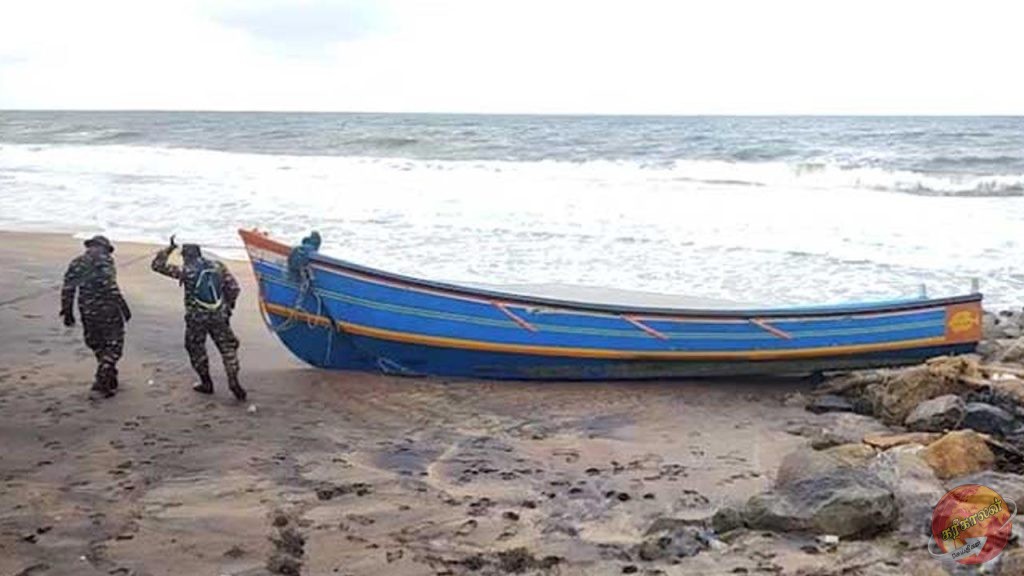 சிலாபத்தில் கரையொதுங்கிய இந்தியப் படகு